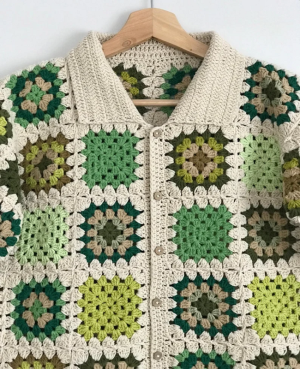 Camisa Crochê Verde Bege com Flor verde Feita a Mão - Image 4