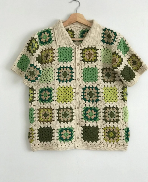 Camisa Crochê Verde Bege com Flor verde Feita a Mão