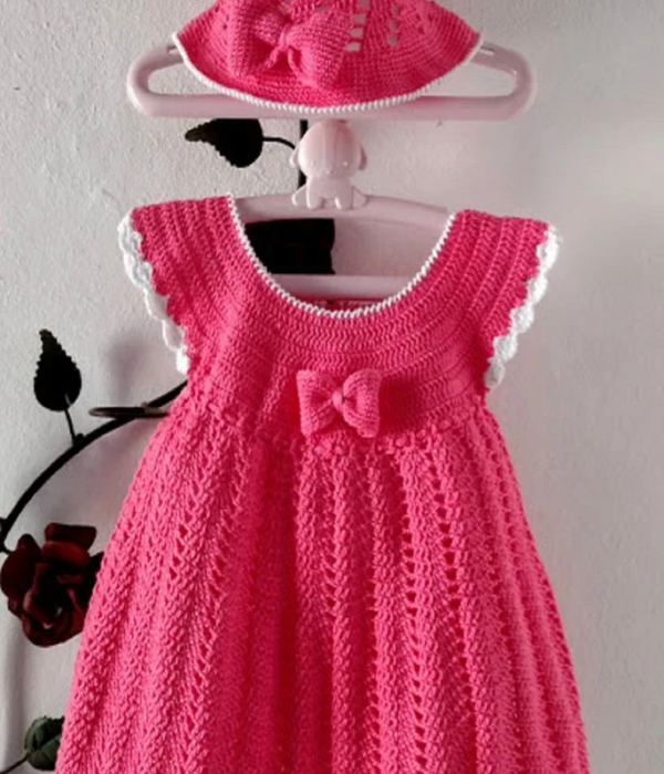 Vestido infantil de croche rosa e branco com chapeu bebe